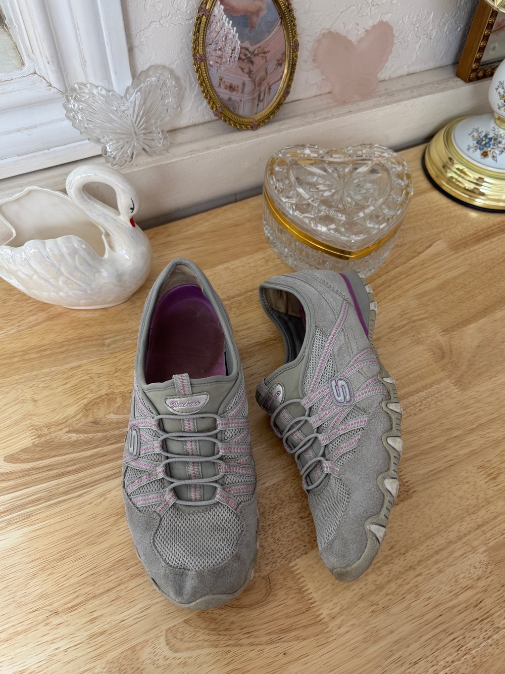 Y2K Skechers gray athletic slip-on sneakers size 9.5 with pink detailing